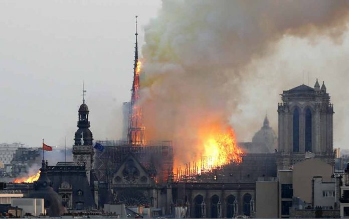 fire in Notre Dame 16.04