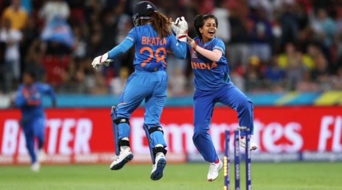 woman cricket lead