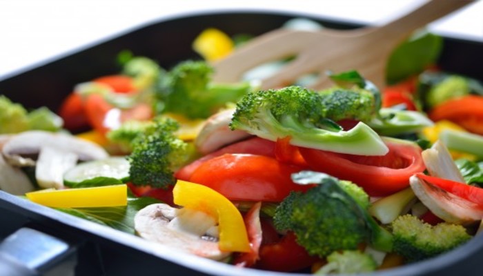 broccoli and bell pepper stir fried 525x350